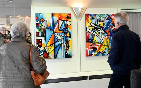 „Grenzenlos“ ist die Ausstellung überschrieben, die derzeit im „KunstWerk“ zu sehen ist. GB-Foto: Holom