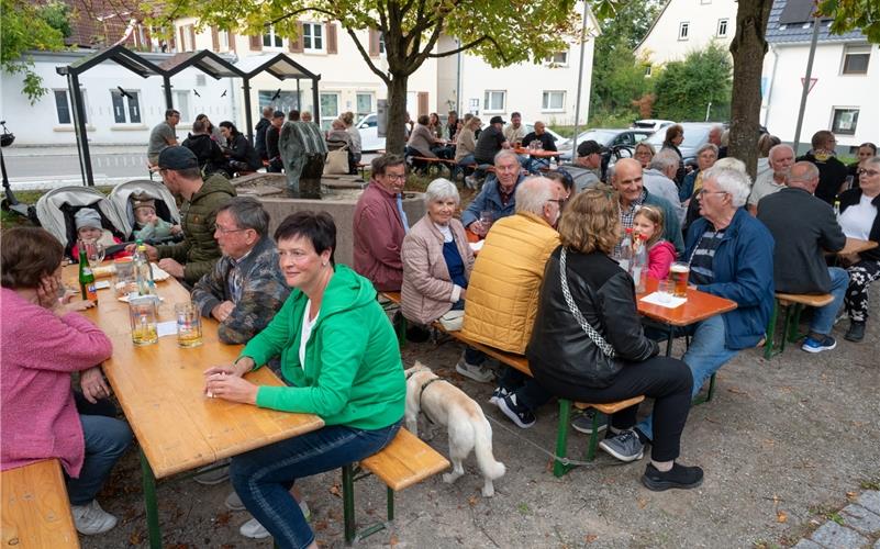 Groß und Klein, auf zwei oder vier Beinen oder auf Rädern hergekommen, versammelten sich an zwei Tagen zur Brunnenhocketse in Tailfingen – der TSV Tailfingen und der Musikverein Öschelbronn sorgten dafür, dass die Gäste sich wohlfühlten.GB-Foto: Vecsey