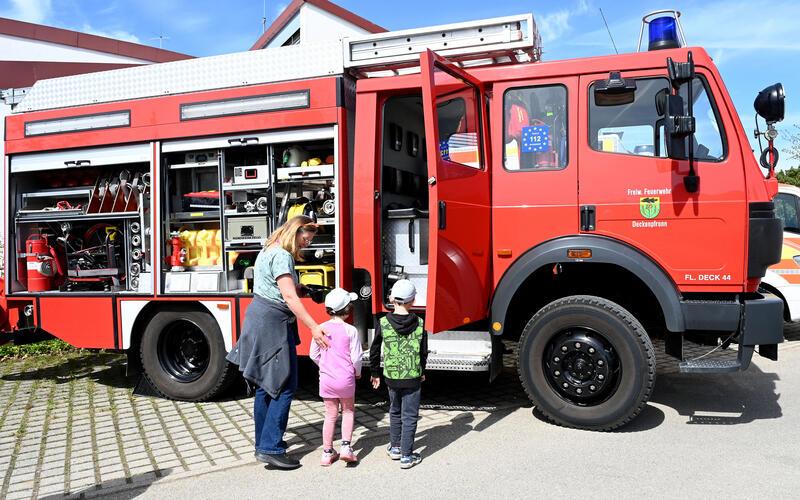 Groß und Klein bewunderten das moderne Löschfahrzeug. GB-Foto: Holom