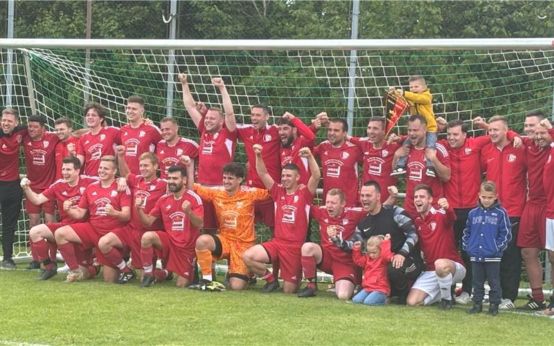 Groß war der Jubel beim SV Gültlingen, als der Meistertitel mit der zweiten Mannschaft unter Dach und Fach war. GB-Foto: gb