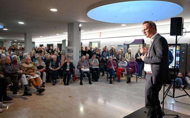 Groß war und ist das Interesse der Herrenberger Bevölkerung an der Zukunft medizinischer Angebote im Herrenberger Krankenhausgebäude: Auch Herrenbergs Oberbürgermeister ergriff bei einer Infoveranstaltung im März das Wort.GB-Foto: Holom