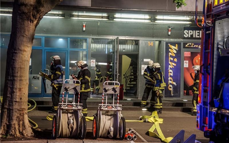 Feuerwehr rückt aus mit Großaufgebot Großaufgebot der Feuerwehr bei HochhausbrabdGB-Foto: SDMG/Dettenmeyer