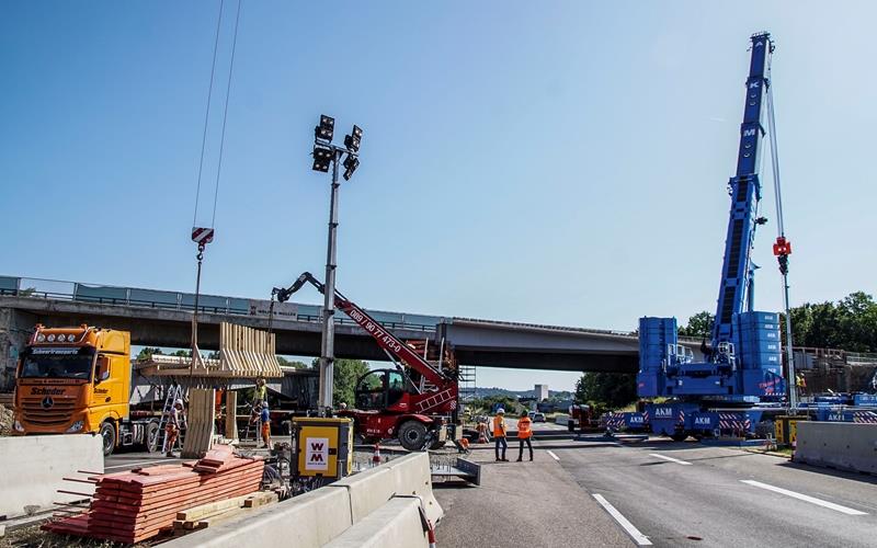 Großbaustelle Autobahn: Auf der Trasse rollt während der Brückenarbeiten kein Verkehr.GB-Foto: Dettenmeyer