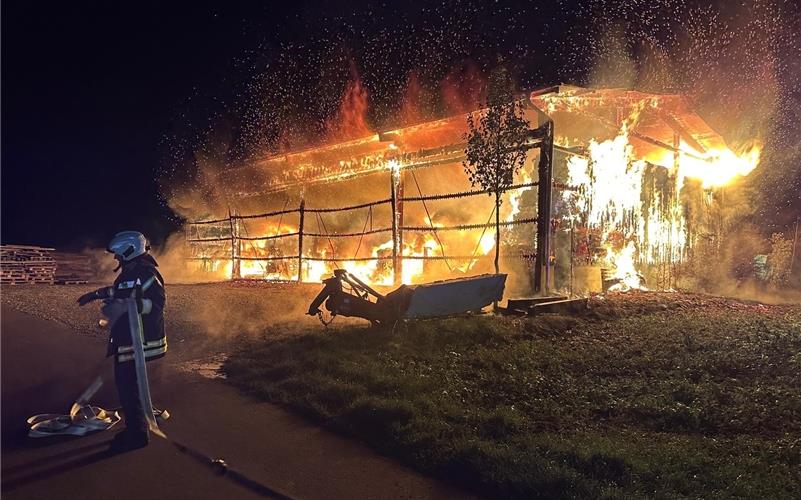 Großbrand in Entringen mit 500000 Euro Schaden: Feuerwehr löscht fast sieben Stunden lang Großbrand in Entringen mit 500000 Euro Schaden: Feuerwehr löscht fast sieben Stunden lang
