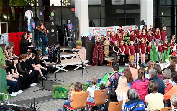 Große Bühne vor der Martinskirche: Musikalisches Märchen des Kinder- und Jugendchors.GB-Foto: Holom