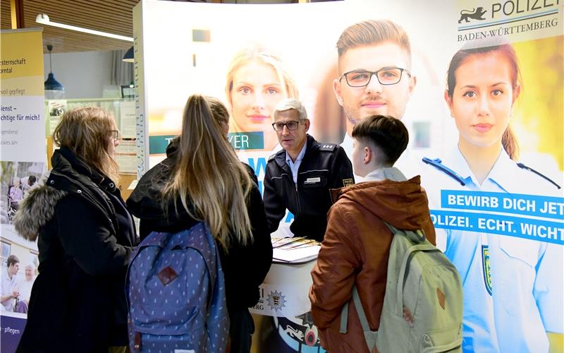 Große Nachfrage herrscht am Stand der Polizei GB-Foto: Holom