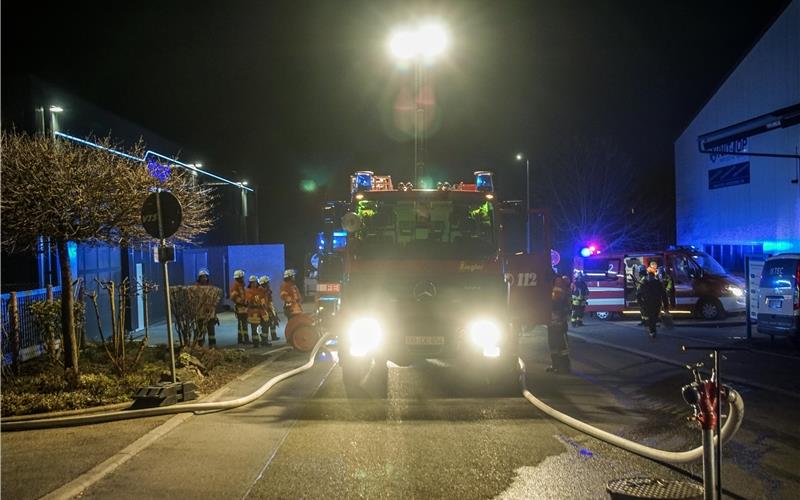 Brand in Deckenpfronner Lagerhalle Großeinsatz der Feuerwehr im Deckenpfronner IndustriegebietGB-Foto: SDMG/Dettenmeyer