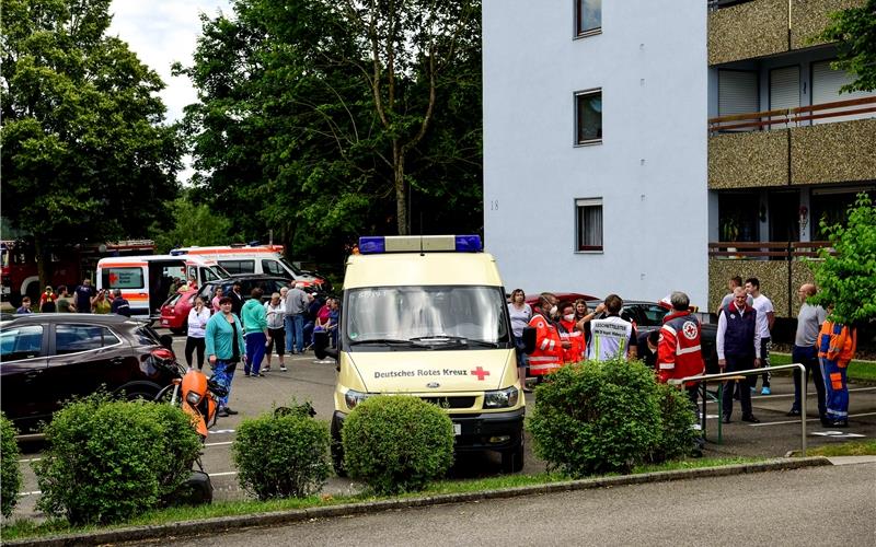 Großeinsatz der Feuerwehren nach Brand in Nagolder Hochhaus Großeinsatz der Feuerwehren nach Brand in Nagolder Hochhaus