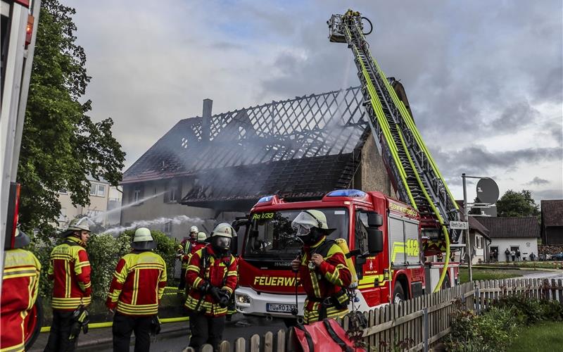 Großbrand in Ergenzingen fordert hohen Sachschaden Großeinsatz gestern Abend der Feuerwehr. GB-Foto: SDMG/Dettenmeyer