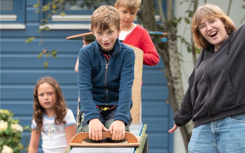 Großen Spaß für die Kleinen bot der AK Kinder und Jugendliche beim Bondorfer Jugendhaus etwa mit der Rollbahn. GB-Foto: Vecsey