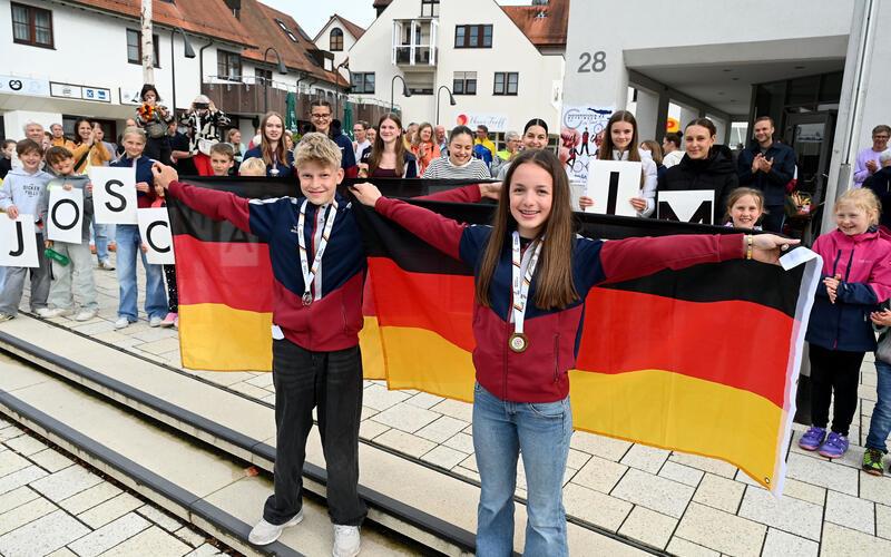 Großer Bahnhof für die Kunstrad-Talente Kim Zarnetzki und Joscha Harnisch vor dem Nufringer Rathaus. GB-Foto: Holom