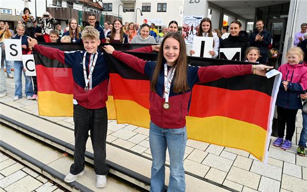 Großer Bahnhof für die Kunstrad-Talente Kim Zarnetzki und Joscha Harnisch vor dem Nufringer Rathaus. GB-Foto: Holom