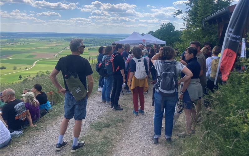 Großer Zuspruch an den Ständen der Wengerter beim Weinwandertag in Breitenholz. GB-Foto: Jung