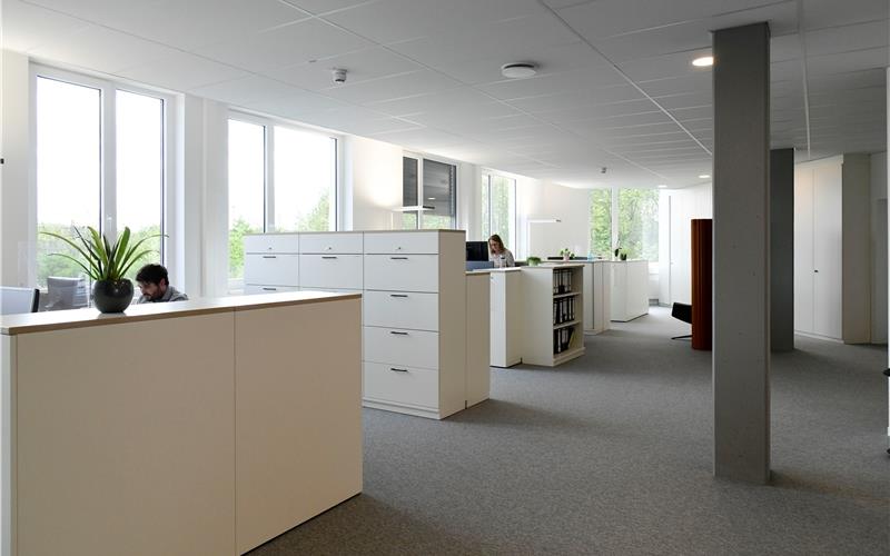 Teamorientiertes Arbeiten Service und Bürgernähe Großzügig, modern und hell: Die Büros im neuen Technischen Rathaus GB-Fotos: Holom