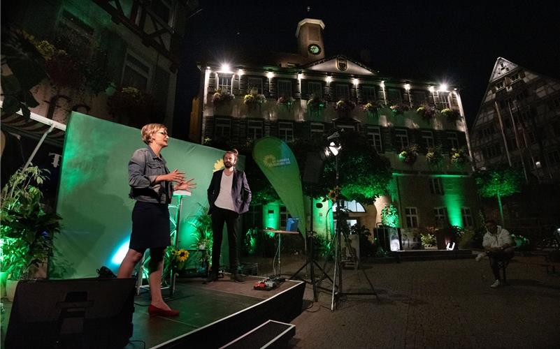 Grün illuminiert war der Marktplatz beim Auftritt von Franziska Brantner und Tobias Bacherle GB-Foto: Vecsey
