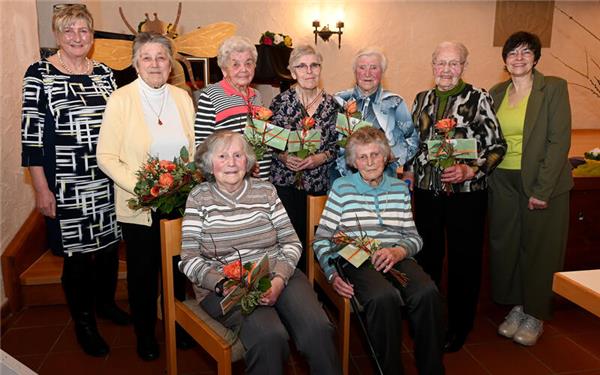 Gründungsmitglieder der Landfrauen mit den Vorstandsmitgliedern Ilona Walz und Elke Faißler: Vorne Elsbeth Luz (links) und Gretel Paulus, hinten von links Ilona Walz, Gerda Paulus, Lydia Klasen, Else Reißer, Hilde Luz, Edith Stöffler und Elke Faißler. GB-Foto: Holom