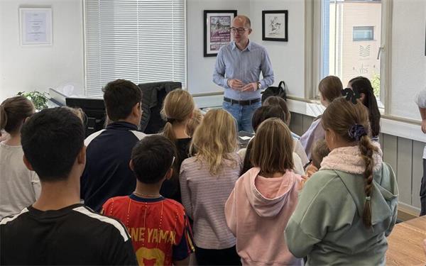 Grundschule Öschelbronn zu Besuch im Rathaus