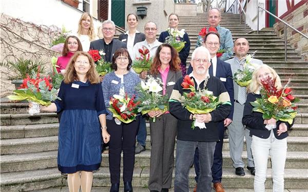 Gruppenfoto der städtischen Mitarbeiterehrung (unten, von link): Elke Braitmaier, Heidi Angermaier, Charlotte Tremmel, Peter Nolte und Gabriele Mickenautsch. Mitte: Tina Peick, Johannes Roller, Mario Dähne, OB Nico Reith und Görgis Arpaz. Oben: Julia Gruber, Personalratsvorsitzende Stefanie Widmann, Astrid Andersson und Dirk Oschmann. GB-Foto: Stadtverwaltung Herrenberg