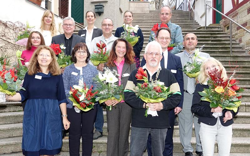 Gruppenfoto der städtischen Mitarbeiterehrung (unten, von link): Elke Braitmaier, Heidi Angermaier, Charlotte Tremmel, Peter Nolte und Gabriele Mickenautsch. Mitte: Tina Peick, Johannes Roller, Mario Dähne, OB Nico Reith und Görgis Arpaz. Oben: Julia Gruber, Personalratsvorsitzende Stefanie Widmann, Astrid Andersson und Dirk Oschmann. GB-Foto: Stadtverwaltung Herrenberg