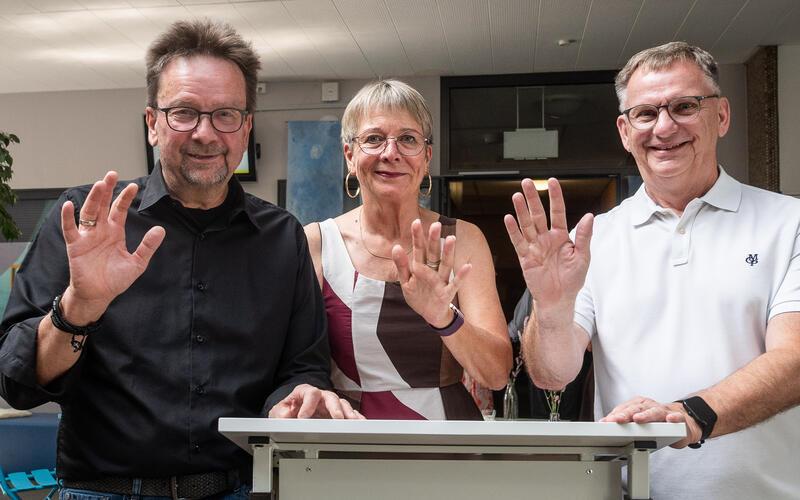 Gruß zum Abschied: Bertram Schneider, Brigitte Dammenhain und Bernd Heinrich (von links) verlassen die Schule. GB-Foto: Schmidt