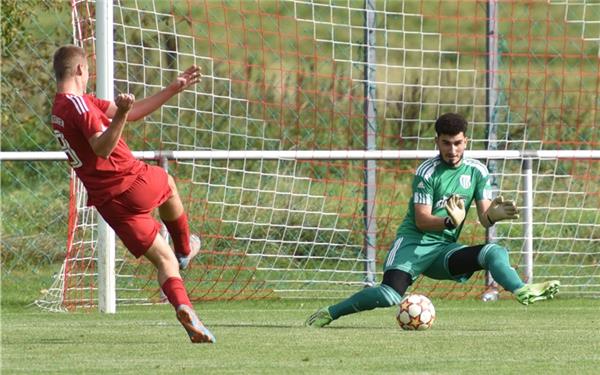 Gültlingens Michael Schröder scheitert in dieser Szene an FCG-Keeper Zacharias Velvelidis. GB-Foto: Vecsey