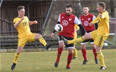 Gültstein, Sportplatz, Fußball Kreisliga B4, TV Gültstein (rot) - Spvgg Aidlingen (gelb), GB-Foto: Vecsey