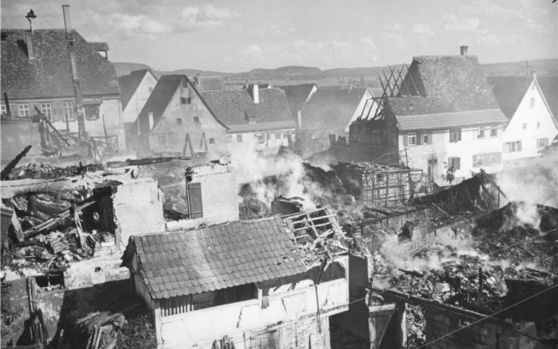Gültstein nach der Brandstiftung im Jahr 1943: Der Blick geht hier von der Hirsauer Straße in östliche Richtung GB-Foto (Archiv): Stadtarchiv Herrenberg