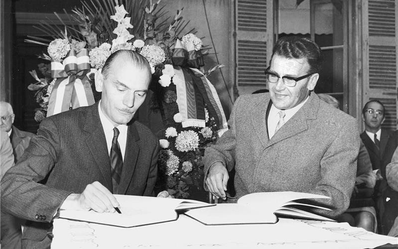 Gültsteins Bürgermeister Gottlob Wohlbold (rechts) und Henri Vignon, Bürgermeister von Amplepuis, bei der Unterzeichnung des Partnerschaftsvertrages zwischen der deutschen und der französischen GemeindeGB-Fotos (Archiv): gb