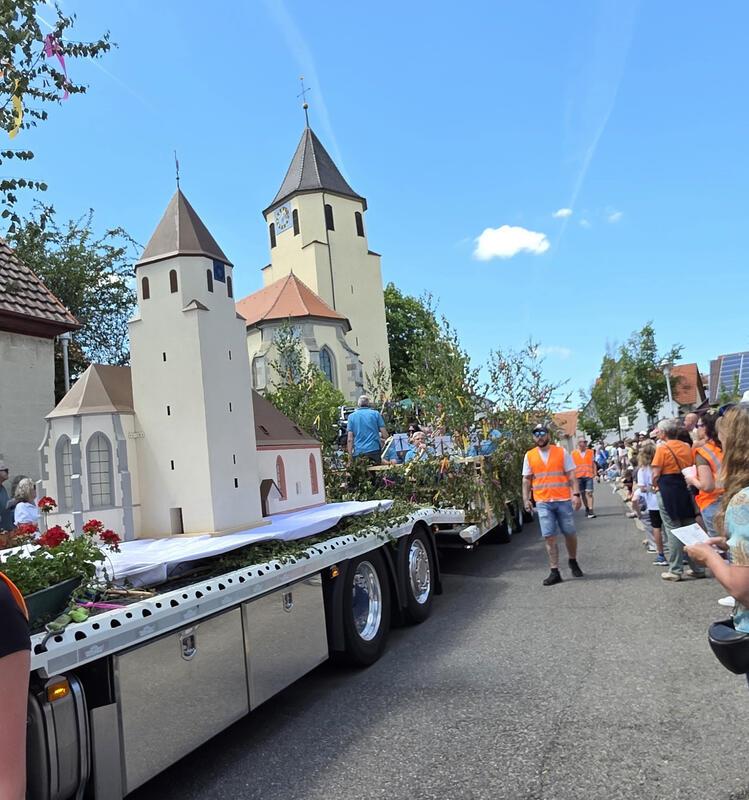 Gültsteins Kirche doppelt, mit dem Posaunenchor beim großen Festzug.  Von Ulrike...
