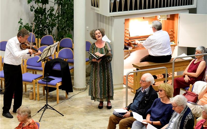 Günter Knoll, Petra Dieterle und Jörg Michael Sander an der Orgel musizieren beim gut besuchten musikalischen Wochenschluss. GB-Foto: Holom