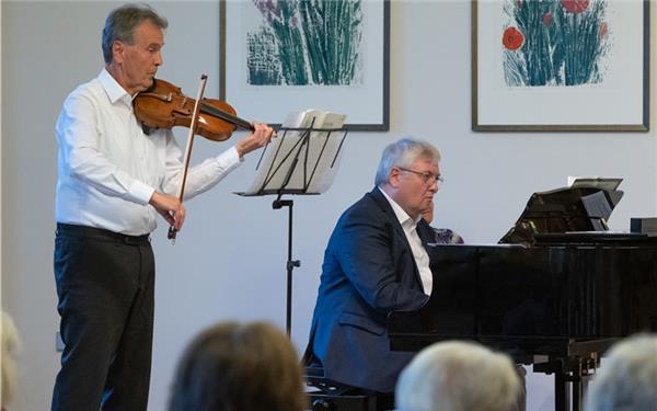 Günter Knoll an der Violine und Kirchenmusikdirektor Jörg M. Sander am Klavier unterhielten die Zuhörer. GB-Foto: Vecsey