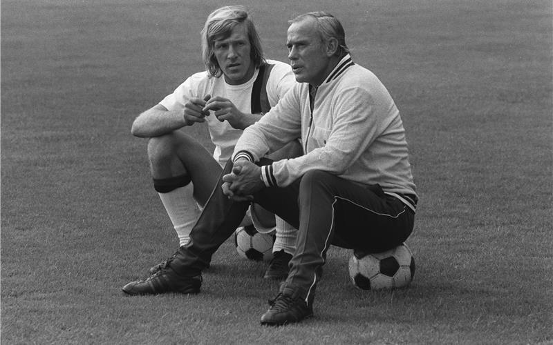 „Ich spiel dann jetzt“ Günter Netzer (links) und Trainer Hennes Weisweiler standen bis 1973 für die erfolgreiche Ära von Borussia Mönchengladbach GB-Foto (Archiv): Sven Simon