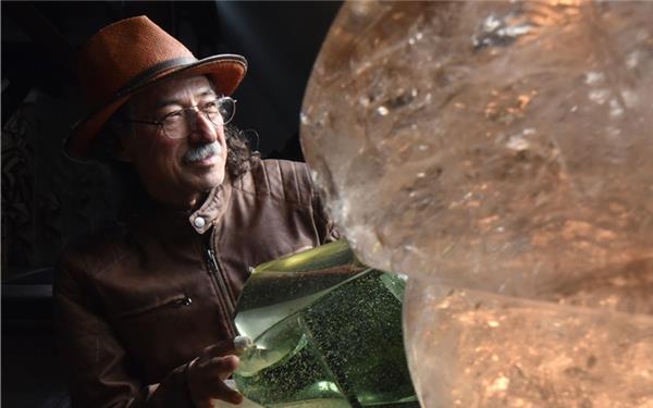 Guillermo de Lucca mit Steinen in seinem Atelier in Hildrizhausen, das erneut an Pfingsten und am 9. und 18. Juni seine Pforten öffnet. GB-Foto: Vecsey