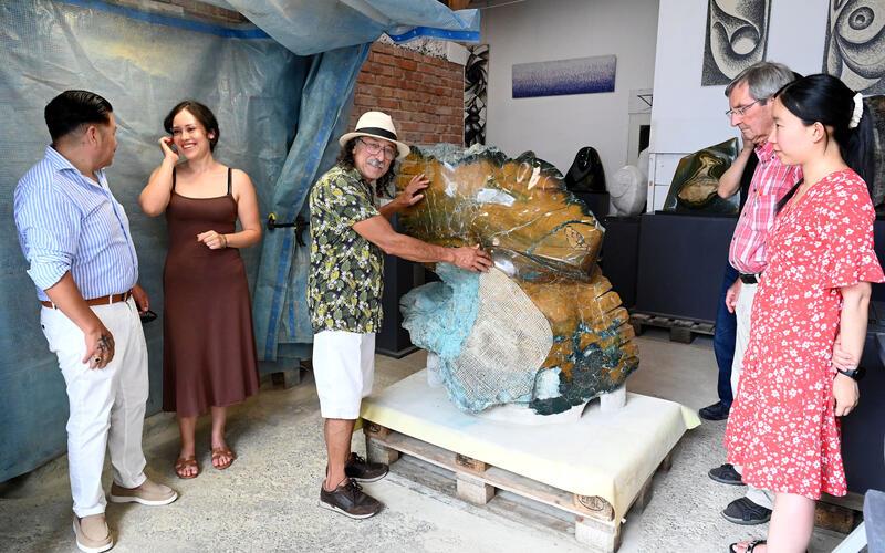 Guillermo de Lucca neben einer seiner Skulpturen bei seiner Ausstellungseröffnung. GB-Foto: Holom