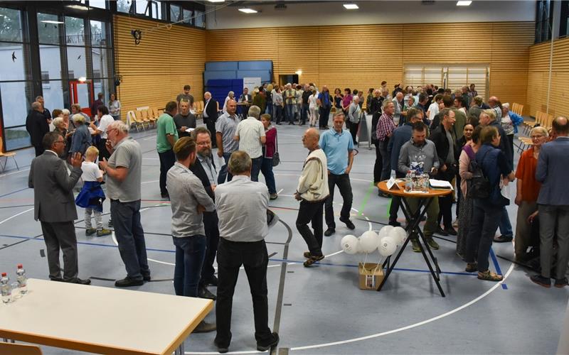 Gut 100 Wähler verteilten sich an den zehn Stehtischen in der Aspenhalle GB-Foto: Vecsey