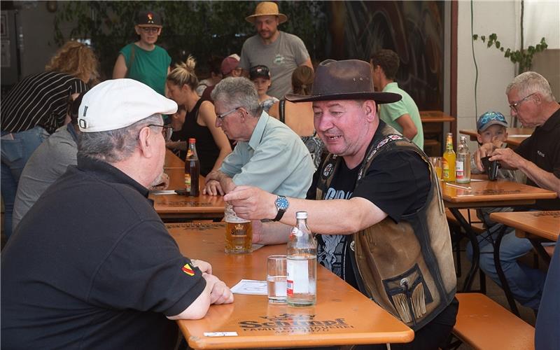 Gut behütet waren einige Besucher des Altinger Pfingsthocks. GB-Foto: Schmidt