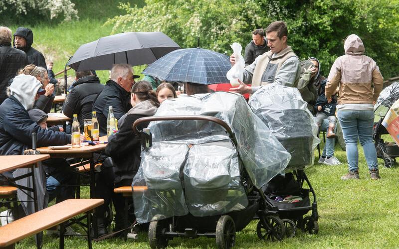 Gut eingepackt und beschirmt, ließ es sich in Bondorf auch im Freien hocken. GB-Foto: Schmidt