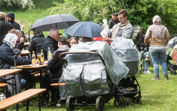 Gut eingepackt und beschirmt, ließ es sich in Bondorf auch im Freien hocken. GB-Foto: Schmidt