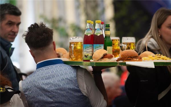 Gut zu tragen (gesehen bei den Herrenberger Musiktagen) GB-Foto: Schmidt