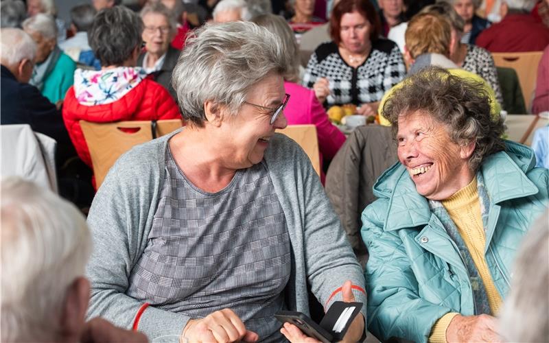 Gute Laune haben die Besucher beim Herbstfest 60+ reichlich. GB-Foto: Schmidt