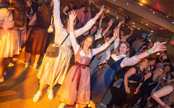 Gute Stimmung herrschte am Samstagabend in der Gemeindehalle, wo das Tanzbein geschwungen wurde. GB-Foto: Vecsey