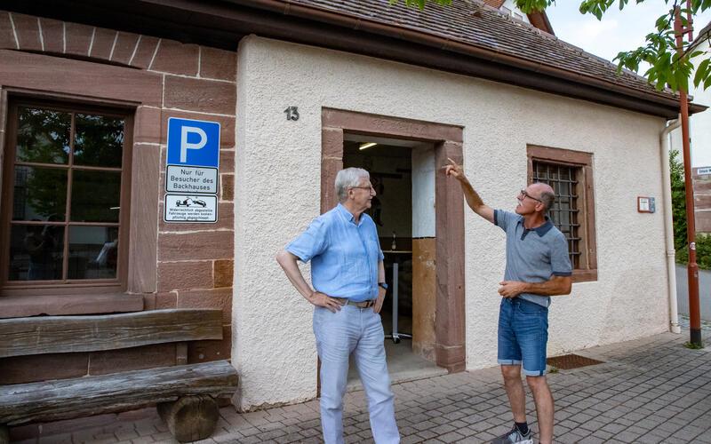 Haben noch ein großes Stück Arbeit vor sich: Reinhard Hamburger (links) und Rolf Läpple vor dem Backhaus. GB-Foto: Geisel
