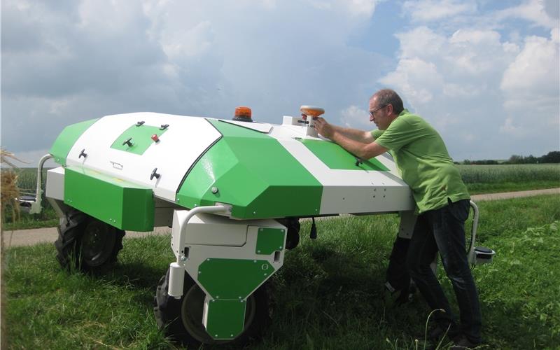 Hackroboter „DINO“ einer französischen Firma: Christian Kirchhoff stellt den Roboter beim Tag der offenen Tür auf dem Ihinger Hof vorGB-Foto: siz