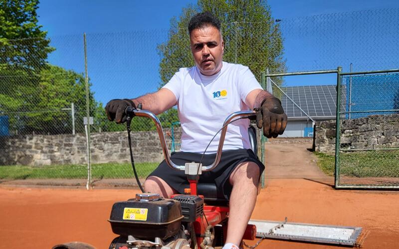 Hadi Mosavi kümmert sich akribisch um die Plätze des TC Herrenberg. GB-Foto: Stadthagen