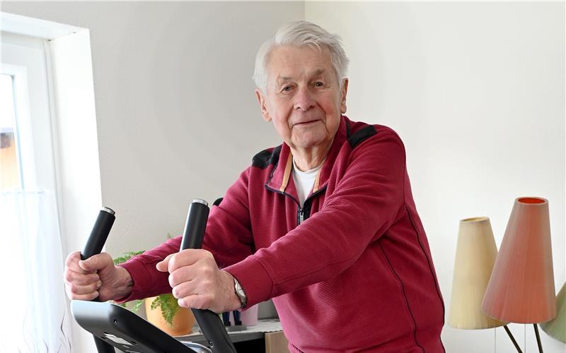 Hält sich mit Bewegung und Gymnastik fit: Klaus Teistler, der am 28. Dezember seinen 90. Geburtstag feiern kann. GB-Foto: Holom