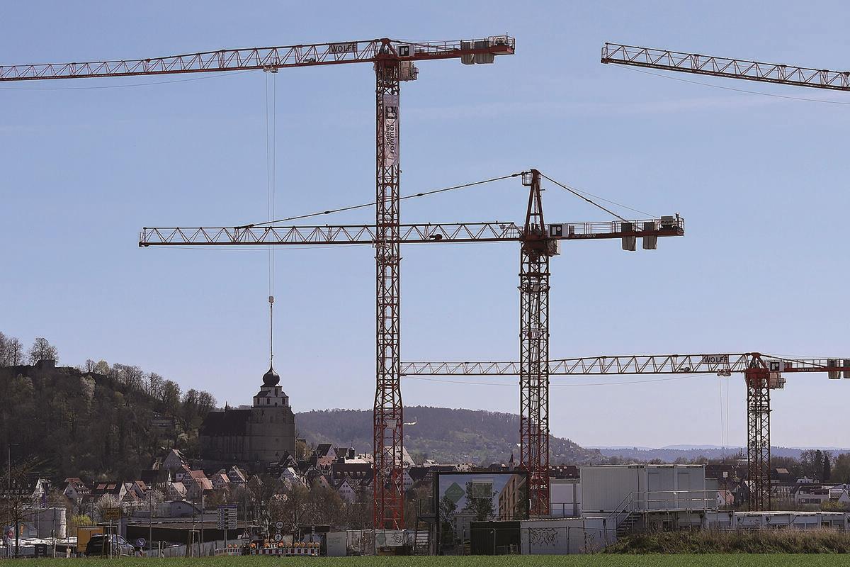 Hängt da der Kirchturm am Kranhaken?  Von Theo Gärtner aus Wildberg.