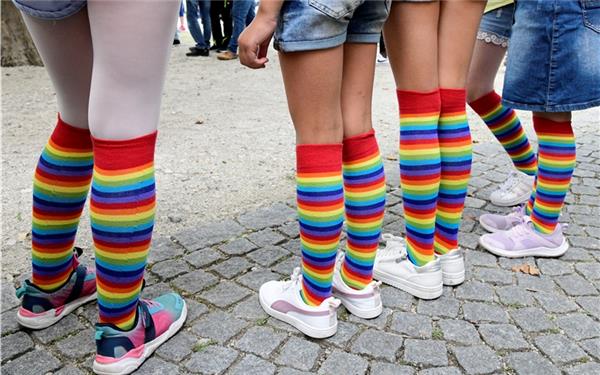 (Halb-)langstrumpf-Quartett: So bunt startet es sich gut in den Herbst (gesehen in Herrenberg) GB-Foto: Holom