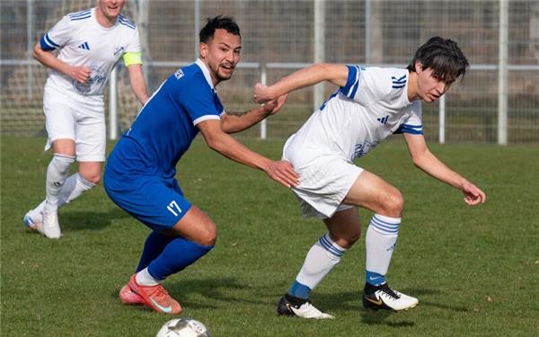 Halt, hiergeblieben: Der Oberjesinger Neil Aktas (links) versucht Gegenspieler Valentino Anke aufzuhalten. GB-Foto: Vecsey