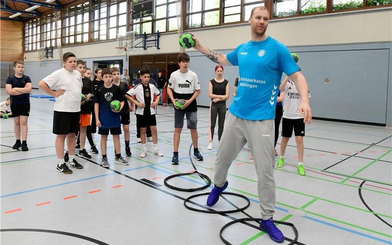 Handball-Profi Jonas Truchanovicius vom TVB Stuttgart zeigt den Kindern, wie die nächste Übung funktioniert. GB-Foto: Holom