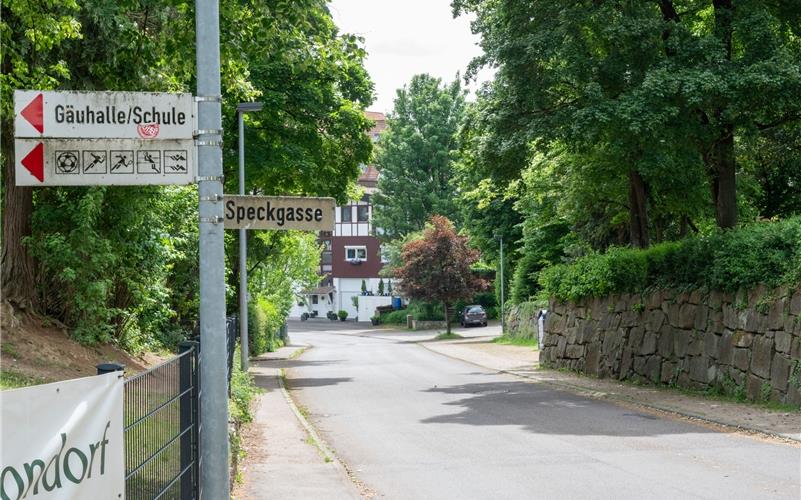 Handlungsbedarf in der Speckgasse: Ab der Einmündung in die Alte Herrenberger Straße soll über 20 Meter ein eingeschränktes Halteverbot gelten. Eine gezackte Linie wird zudem aufgetragen.GB-Foto: Vecsey